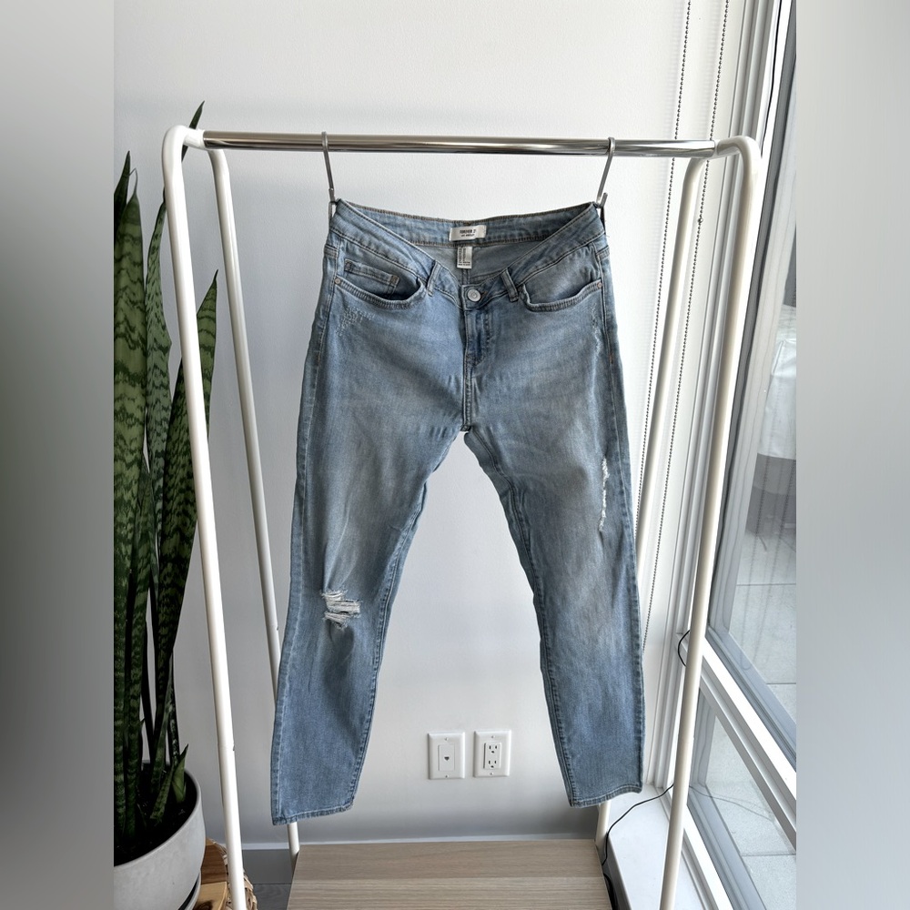 3/$25 FOREVER 21 | Distressed Skinny Jeans in Light/Medium Blue Wash Size 28.